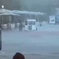 (Video) Lete ležaljke, stolovi i stolice! Jaka oluja pogodila popularno letovalište u našem komšiluku, vozila zaglavljena u…