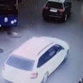 Uznemirujući snimak: Taksista namerno pregazio čoveka u Rakovici, zamalo pokosio i bebu u kolicima