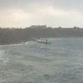 Tri broda udarila u stene usled naleta nevremena: Pojavili se snimci snažne oluje, jedna osoba poginula (video)