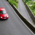 Da li auto manje troši nizbrdo u leru? Mnogi vozači prave ovu grešku, a mogu da unište i kočnice