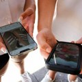 Kada detetu kupiti prvi telefon, a kada pametni sat: stručnjaci imaju odgovor, ali gde je granica roditeljske brige