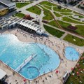 Izuzetna posećenost Otvorenog bazena, u proseku 2.000 kupača dnevno. Voda potpuno ispravna, proverava se njen kvalitet dva…