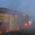 Ponovo gori autobus na liniji 511: Dim kulja iz vozila na Obrenovačkom putu, putnici odmah evakuisani (foto)