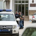 (Foto): Jedan od osumnjičenih za ubistvo Danke Ilić izveden iz policijske stanice: U pratnji je dvojice policajaca