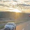 Kamikaza na auto-putu Još jedna bahata i opasna vožnja u kontrasmeru (VIDEO)