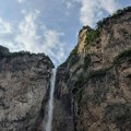 Najviši vodopad u Kini je prevara: Turista na vrhu otkrio cevi koje ispuštaju vodu (VIDEO)