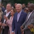 (Video) Novi šok ispad Bajdena: Dok svi tapšu i igraju na koncertu u Beloj kući, američki predsednik kao da ne zna gde je