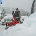 (Video) Proglašena prirodna katastrofa u Austriji: Palo i do metar snega, muškarac nestao u lavini: "Vrhunac se tek očekuje"