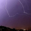Oko 30.000 udara groma pogodilo Veliku Britaniju, izdat žuti meteoalarm