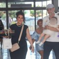 Sve u roze boji, dosta balona, panoi za slikanje, raskošne ikebane... Sanja Maletić svojoj mezimici za prvi rođendan napravila…