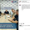 Lokalni SNS batinaši u akciji – malo fotelja, malo fantomka (VIDEO)