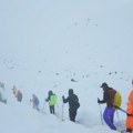 Više od 200 planinara odsečeno u snežnoj oluji na Mont Everestu