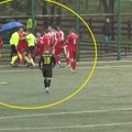 Pojavio se snimak skandala na utakmici u Beogradu: Fudbaler gurnuo sudiju na zemlju, tim izašao sa terena