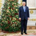 Objavljen božićni portret Donalda Trampa, jedan detalj svima privukao pažnju: Teško ga je uočiti, a objašnjenje Bele kuće je…