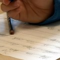 Zašto Švedska u škole vraća papir i olovku – kad pišeš rukom, ti misliš