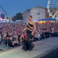 Kakva bomba! Ceca u haljini sa prorezima pred 15.000 ljudi u Temišvaru: Publika očarana našom folk zvezdom