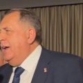 (Video) Dodik nakon izbora uzeo mikrofon, pa zapevao veliki hit "Ovako se slavi pobeda Republike Srpske"