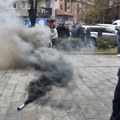 Suzavac na protestima protiv Trendafilove u Prištini