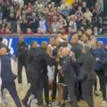 Potpuni haos na NBA spektaklu u Parizu: Opšta tuča na terenu, Klakston zakucao preko Tompsona pa "nastradao"