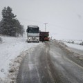 Vozači, oprez! Na pojedinim deonicama puteva ima poledice i snega