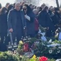 Uplakana Zorica Marković teši sina: Ilija nije krio tugu zbog gubitka oca