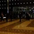 Тренуци ужаса у Москви: Испливао најновији снимак, људи панично беже док терориста пуца на њих (узнемирујући видео)