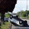 Nesreća u Nišu: “Ford” završio na krovu, povređeni žena i dečak (14)