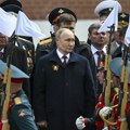 Putin postao paranoičan: Otkriveno šta krije ispod skupih odela: Kremlj podigao pripravnost na maksimum, ruski lider sve…