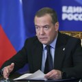 Medvedev: Bude li provokacija na Dan pobede, nema garancija da će Kijev doživeti 10.5.