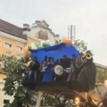 Bugarski Met Gala - maturantkinja stigla na proslavu u kašici bagera, trubači je pratili do ulaza: Ovo Balkan nije video