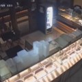 (Video) Isekao vrata, pa provalio u lokal u Beogradu: Uzeo novac iz kase i pobegao, ali je napravio jednu kobnu grešku