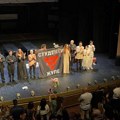 Studentska zastava na sceni zasmetala opštinskim čelnicima: Otvaranje festivala „Bucini dani“ u senci tenzija zbog podrške…