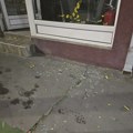(FOTO) Maskirani napadači razbili izlog kafića u Valjevu, maloletni sin vlasnika prebačen u Urgentni