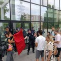 FOTO i VIDEO: Rektor održao sastanak sa svojim kolegama, studenti tražili stvari iz zgrade Rektorata