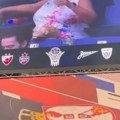 Rusija i Srbija u neverici zbog scene iz arene: Svi su gledali šta ova žena radi usred utakmice! (video)