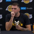 VIDEO Hladna je ta Amerika: Dončić se smrzavao na konferenciji za medije, pogledajte šta je uradio