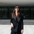 Emina Jahović nikad nije bolje izgledala: Pevačica došla u Beograd pa oduševila stajlingom, elegancija od glave do pete (foto)…