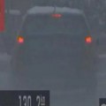 Bez dozvole jurcao više od 130 na sat Rumom! Kamere zabeležile jezivu vožnju: Nije bio vezan, a na sve to vozio i bebu van…