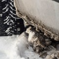 Srbi, zglavljeni ste u snegu, a nigde nikog? Ovo je 7 ključnih saveta kako da sami izvučete automobil iz snega