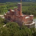 Misteriozni srednjovekovni dvorac izgrađen na sred jezera - niko ne zna ko je vlasnik, namenu, niti kako je završen