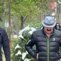 Haris Džinović utučen stigao na Bežanijsko groblje: Pevač došao da isprati Sašu, iza njega nose veliki venac