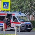 (Video) Gledao u mobilni dok je prelazio put?! Oboren pešak u fruškorskoj ulici Hitno prevezen u bolnici s povredom glave
