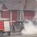 (Foto, video) Grom udario u banderu i izazvao požar. Jako nevreme napravilo kolaps u Kragujevcu: vetar čupao drveće, saobraćaj…