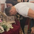 Jovanin bivši sa porodicom u Hramu: Dragan uslikan ispred svetinje, svi gledaju u lepu plavušu pored njega