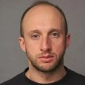 (Foto) Ovo je muškarac srpske nacionalnosti za kojim traga Evropa! Ako ga vidite, odmah zovite policiju: Prerezao rešetke na…
