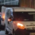 Sin nožem ubio majku: Stravičan zločin u centru Novog Sada, jake policijske snage na licu mesta (video)