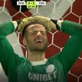 (VIDEO) Došlo mu da zaplače: Golman tragičar u velikom derbiju