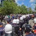 Leteli molotovljevi kokteli: Drama u Tirani: Demonstranti traže ostavku gradonačelnika, sukobili se sa policijom (video)