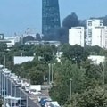 Veliki požar na novom Beogradu: Crni dim kulja iz fabrike (video)