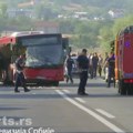 Sudar gradskog autobusa i kamiona između Umke i Ostružnice, jedna osoba poginula, 20 povređeno